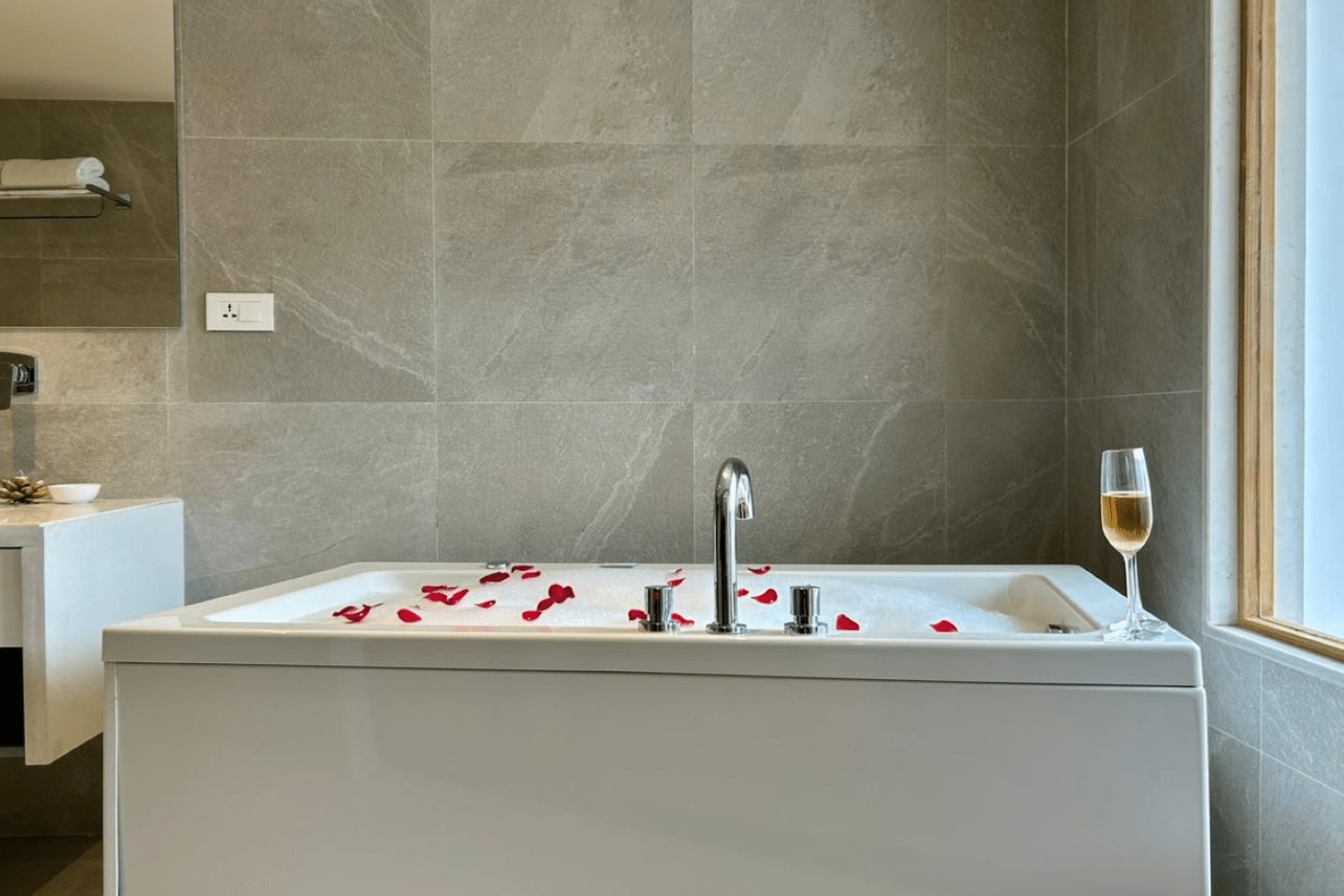 Luxury Room with Jacuzzi | Bookmark Resorts, Manali